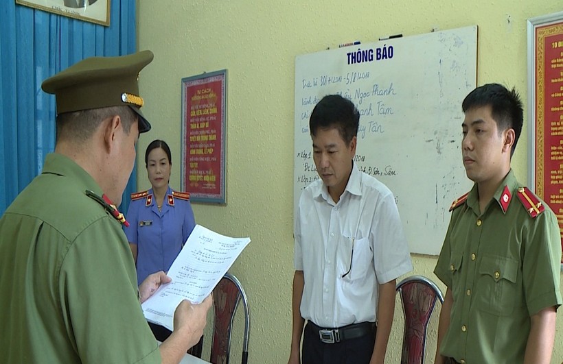 Cơ quan điều tra đọc lệnh khởi tố bị can Trần Xuân Yến - nguyên Phó Giám đốc Sở GD&ĐT Sơn La.	Ảnh: Bộ Công an
