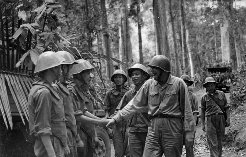 Tư lệnh Bộ đội Trường Sơn Đồng Sỹ Nguyên thăm cán bộ, chiến sĩ Tiểu đoàn vận tải 101 thuộc Tiểu đoàn trong một chiến dịch vận chuyển, mùa khô năm 1970 - 1971. Ảnh: Tư liệu.