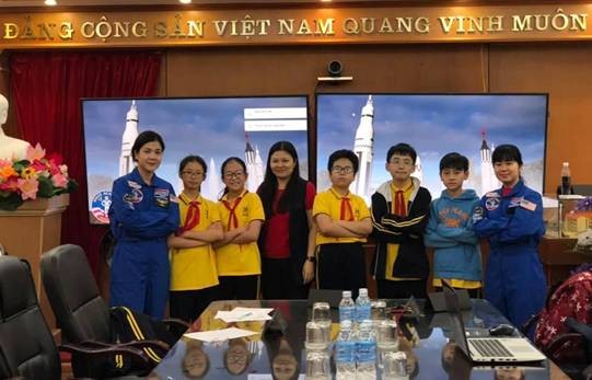 Cô Nguyễn Thu Hương – Hiệu trưởng cùng các cô giáo phụ trách và học sinh trong CLB Stem của trường trong buổi tập huấn đầu tiên