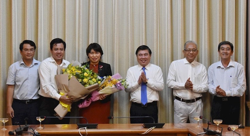 Chủ tịch UBND TP.HCM Nguyễn Thành Phong trao quyết định bổ nhiệm chức vụ Giám đốc Sở KH&ĐT TP cho bà Lê Thị Huỳnh Mai.

