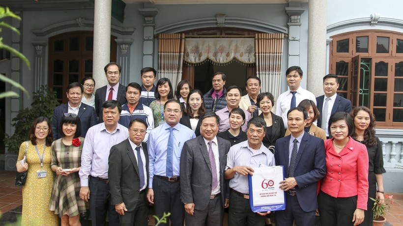 Lãnh đạo Bộ GD&ĐT, đại diện Đại sứ quán Lào, Trung ương Hội hữu nghị Việt Nam - Lào chụp ảnh lưu niệm cùng hộ dân tiếp nhận LHS trong chương trình Homestay.