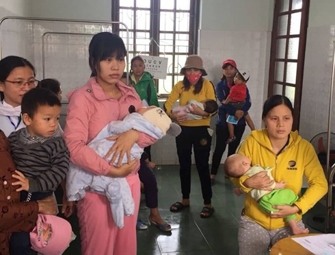 Các cháu bé được người thân đưa đi tiêm phòng vắc xin Combe Five (5 trong 1) tại TTYT DP tỉnh Quảng Bình.
