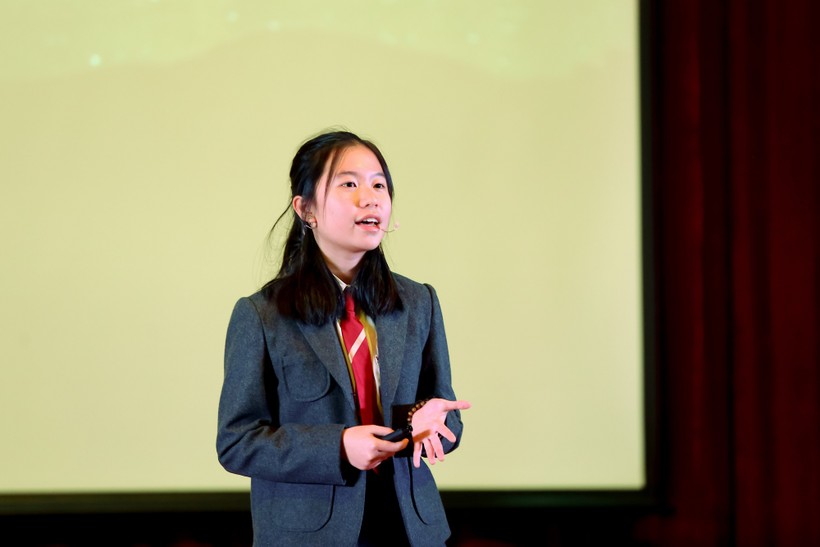 Cô bé 14 tuổi báo động vấn đề “ô nhiễm ánh sáng”  trên sân khấu TEDx