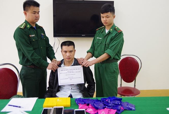 Kẻ mang lượng ma túy khủng bị bắt khi "quá cảnh" Việt Nam 