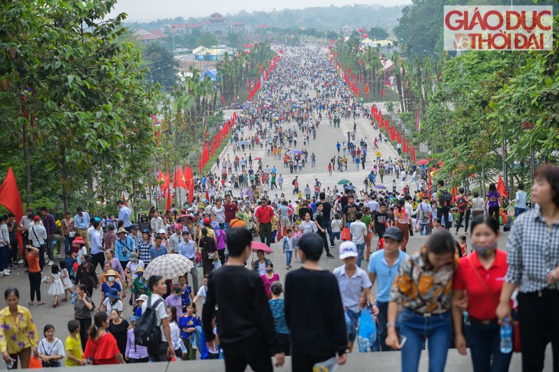 Mặc dù mai mới là Quốc giỗ, thế nhưng hôm nay hàng nghìn người dân đổ về Đền Hùng tham dự Lễ Giỗ tổ Hùng Vương - Lễ hội Đền Hùng 2019.
