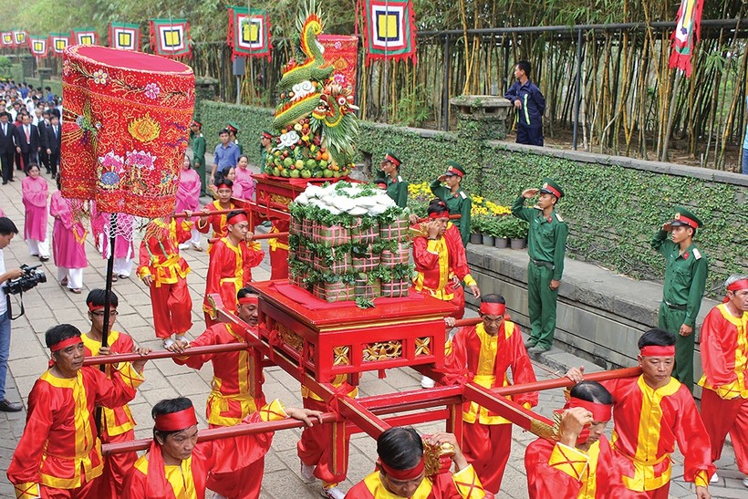 Lễ dâng bánh chưng, bánh giầy tại Khu tưởng niệm Vua Hùng (TP HCM) dịp Lễ giỗ Tổ 2018. Ảnh: Vĩnh Phú
