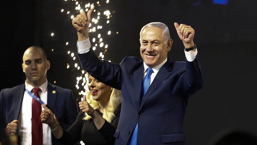 Thủ tướng Israel Benjamin Netanyahu mừng chiến thắng (Ảnh: Attiel Schalit/AP).