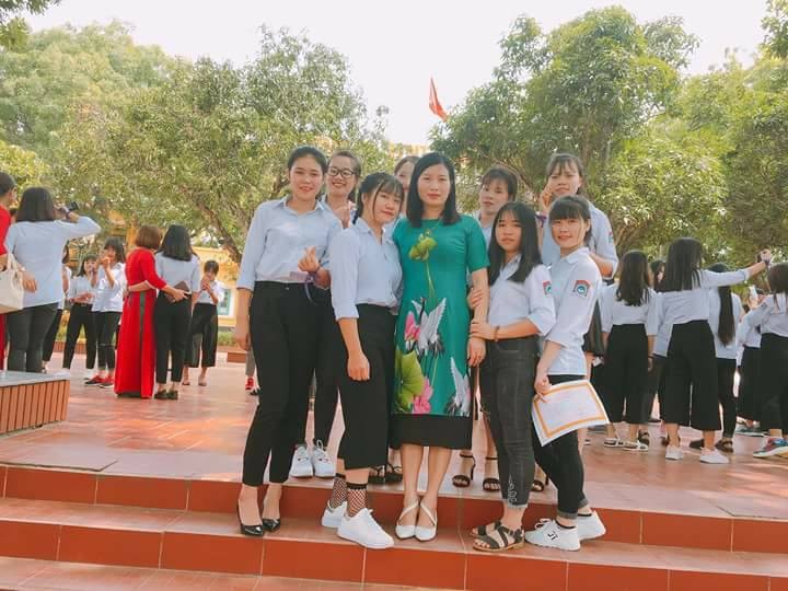 Cô giáo Nguyễn Thị Bích Hà (áo dài) cùng HS. 	Ảnh nhân vật cung cấp.
