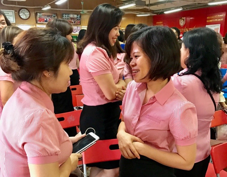 GV một trường học tại Hà Nội trong buổi sinh hoạt kỹ năng tiếp xúc với HS. Ảnh: T.G