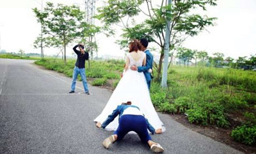 Thợ chụp ảnh nổi điên trước yêu cầu của cô dâu chú rể