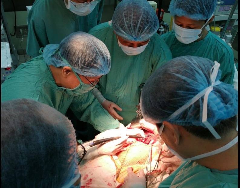 Ê kíp đội ngũ y, bác sỹ Bệnh viện Trung ương Huế đang nỗ lực thực hiện ca phẫu thuật cho bệnh nhân Huỳnh Trọng T.