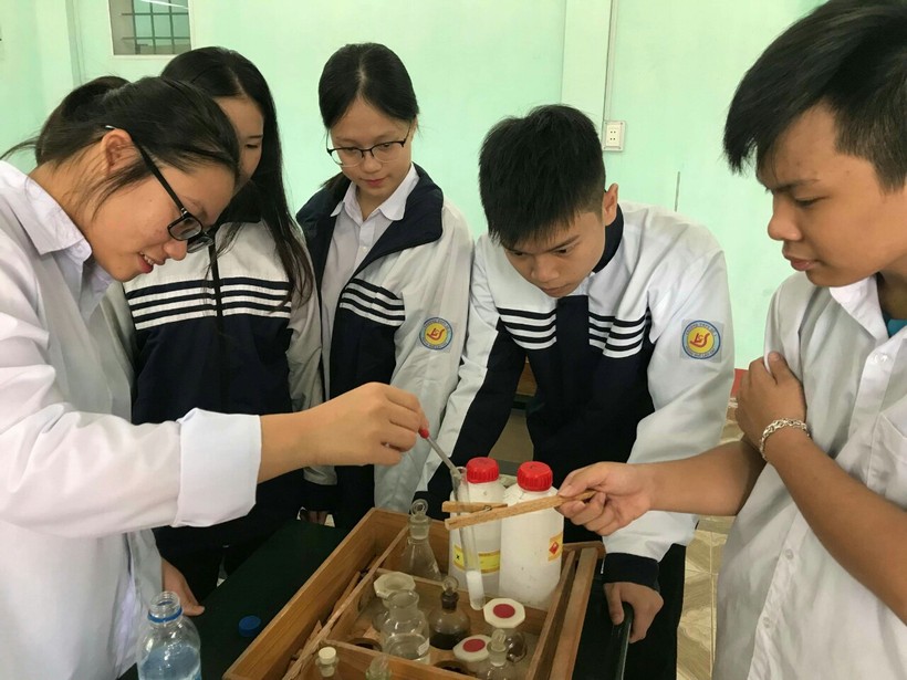 Học sinh Trường THPT số 1 Lào Cai say mê nghiên cứu khoa học 	Ảnh: T.G