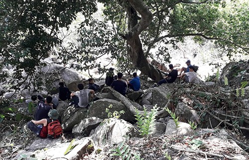 10 thanh niên bị đàn ong đốt khi leo núi Bà Đen