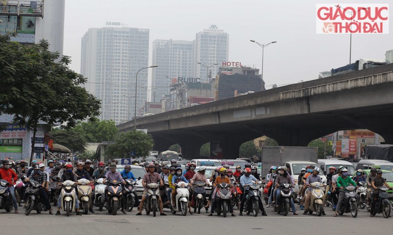 Trục đường Nguyễn Xiển - Quang Trung, lượng phương tiện đổ về trong chiều nay rất đông.