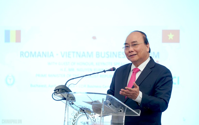 Thủ tướng Nguyễn Xuân Phúc dự và phát biểu tại Diễn đàn Doanh nghiệp Romania-Việt Nam. Ảnh: VGP/Quang Hiếu