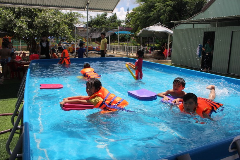 Để hạn chế tai nạn đuối nước, nhà trường đã đưa bơi lội thành môn học.

