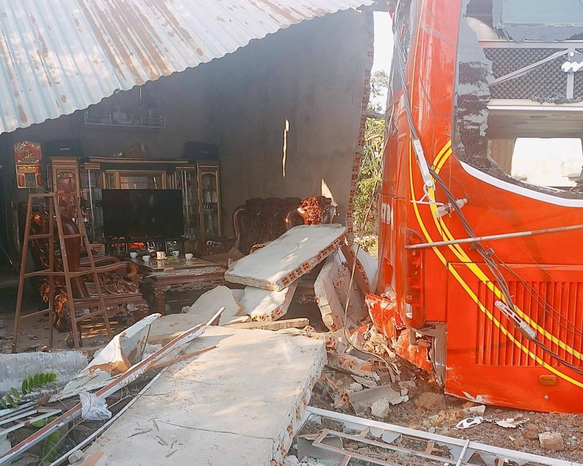 Hiện trường vụ tai nạn khiến một phần ngôi nhà của người dân bị sập.

