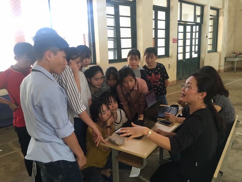 Chị Phạm Thị Thuận trao đổi với nhóm HS nòng cốt	Ảnh nhân vật cung cấp