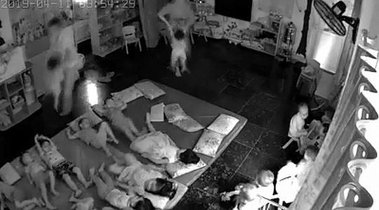 Hai cô giáo của cơ sở mầm non tư thục Đồ Rê Mí quăng quật trẻ trong khi xếp chỗ ngủ trưa (ảnh cắt từ clip)