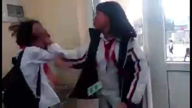 Hai học sinh đánh nhau dã man trong lớp (Ảnh từ Clip)