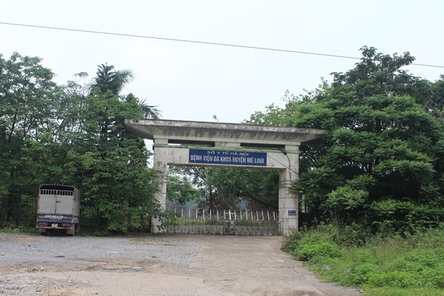 Cổng chào xập xệ của Dự án BV đa khoa 1.000 giường tại huyện Mê Linh (Hà Nội). Ảnh: T.G