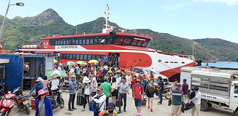 Hành khách đi tàu Côn Đảo Express 36 từ Vũng Tàu ra cập cảng Bến Đầm (Côn Đảo)