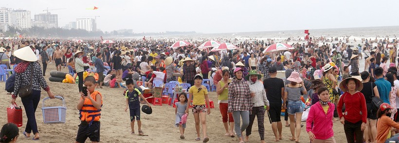 Khách du lịch đông kín trong dịp diễn ra Lễ hội du lịch biển Sầm Sơn 2019. Ảnh: B.T.H