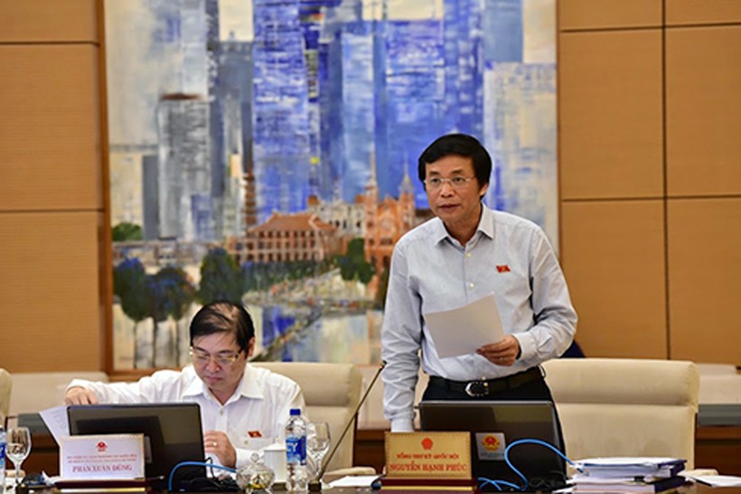 Tổng Thư ký Quốc hội Nguyễn Hạnh Phúc trình bày dự kiến chương trình giám sát của Quốc hội, Ủy ban Thường vụ Quốc hội năm 2020. Ảnh: Quang Khánh
