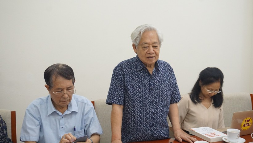 GS Phạm Tất Dong phát biểu tại phiên họp