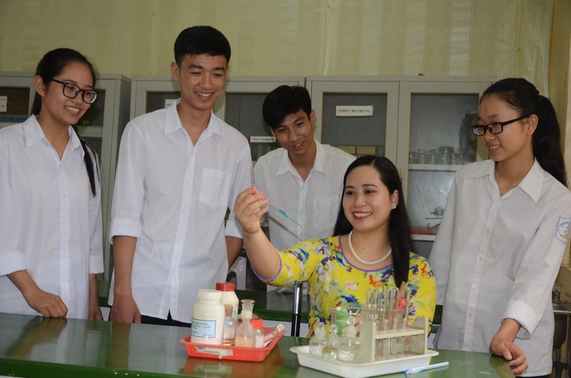 Cô Nguyễn Lan Phương dạy HS trong phòng thí nghiệm