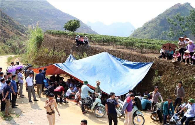 Người dân của bản Nà Bỏ, xã Bản Giang, huyện Tam Đường dựng lều, lập chốt không cho xe chở rác vào bãi xử lý rác (ảnh chụp ngày 17/4).