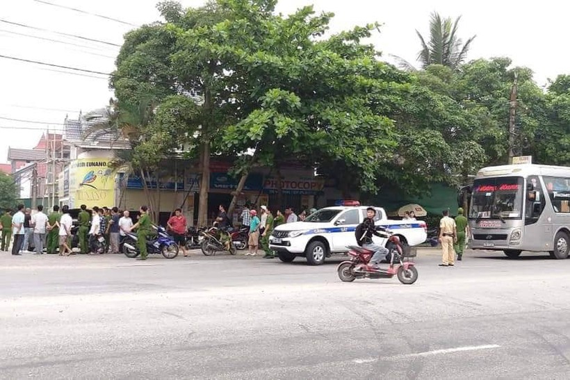 Hà Tĩnh: Bị chặn đường, nhóm người trên xe khách nổ súng giữa quốc lộ