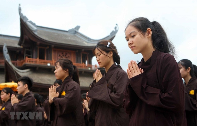 Phật tử thành kính trong lễ cầu quốc thái, dân an tại chùa Tam Chúc. Năm nay, Trung tâm Văn hoá Phật giáo chùa Tam Chúc là địa điểm tổ chức Đại lễ Vesak 2019. (Ảnh minh họa: TTXVN).