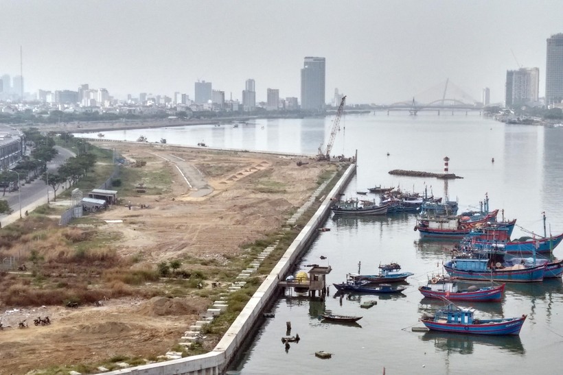 Bờ kè kiên cố đã được xây dựng và đang đổ đất đá san lấp tại dự án Marina Complex ngay cửa sông Hàn