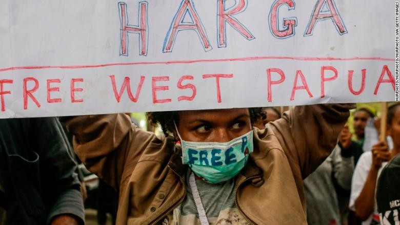Một nhà hoạt động Tây Papua giương cao biểu ngữ đòi độc lập. Ảnh: Foxnews