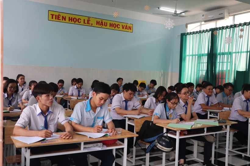 HS lớp 12 Trường TH-THCS-THPT Đinh Tiên Hoàng (TP Biên Hòa) trong giờ học. Ảnh: T.G