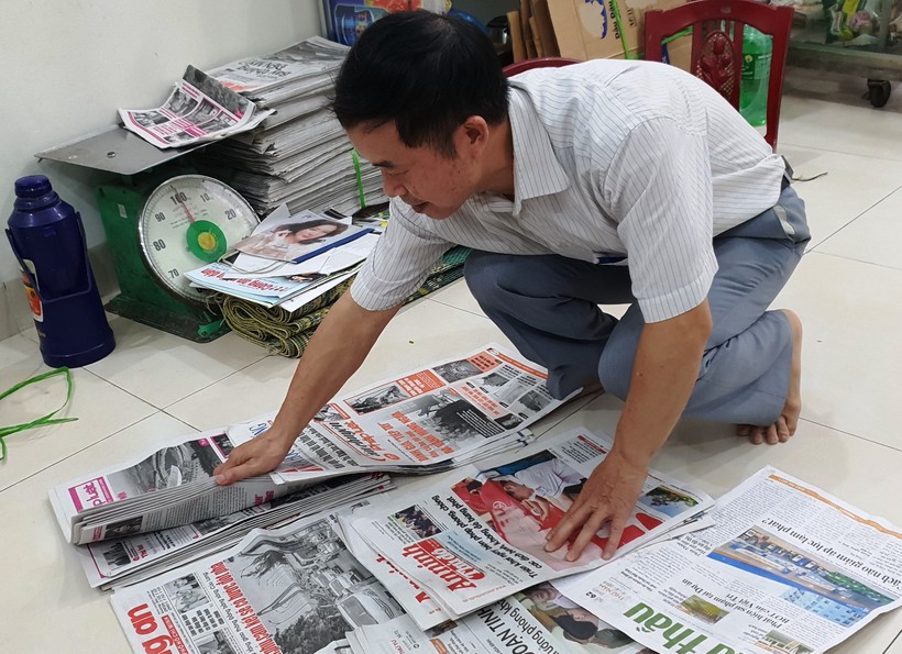 Ông Nguyễn Văn Đệ kiểm lại số báo ít ỏi trước khi phát hành.