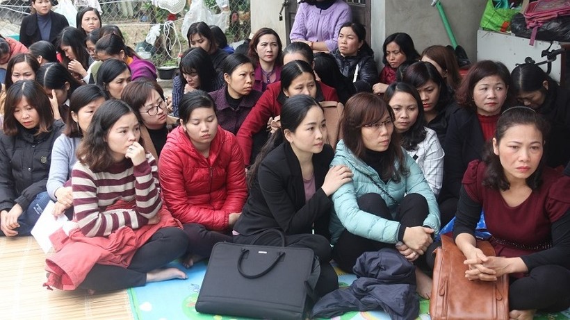 Các giáo viên hợp đồng ở Sóc Sơn (Hà Nội) lo lắng trước đợt thi tuyển viên chức. Ảnh: V.N.N