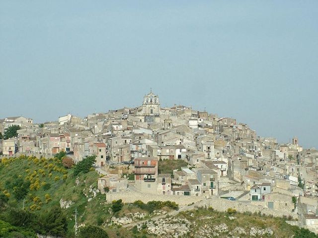 Thị trấn Mussomeli, nước Ý có 11.000 cư dân, nhưng nhiều ngôi nhà đã bị bỏ hoang khi mọi người di chuyển đến các khu vực đô thị để sinh sống.