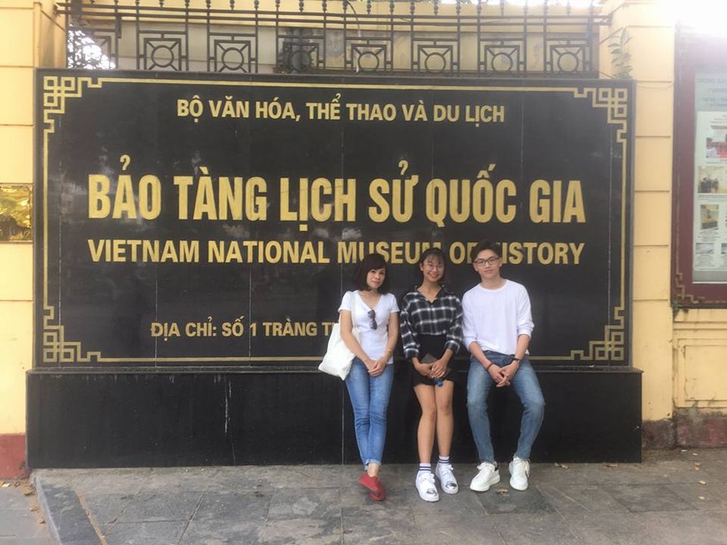 Nguyễn Phó Huyền Trang, Thái Bá Minh và cô giáo hướng dẫn Trần Thị Minh Hậu trong buổi trải nghiệm thực tế tại Bảo tàng Lịch sử quốc gia