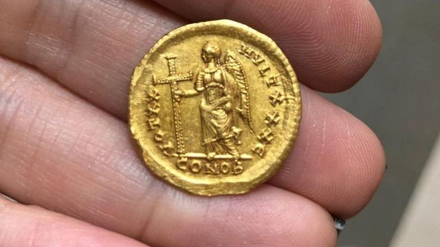 Đi bộ trên đường, 4 học sinh cấp 2 nhặt được đồng tiền vàng 1.600 năm tuổi