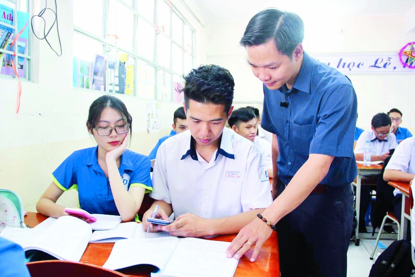 Thầy Lâm Vũ Công Chính và HS lớp 12A3 Trường THPT Nguyễn Du trong giờ ôn tập môn Toán