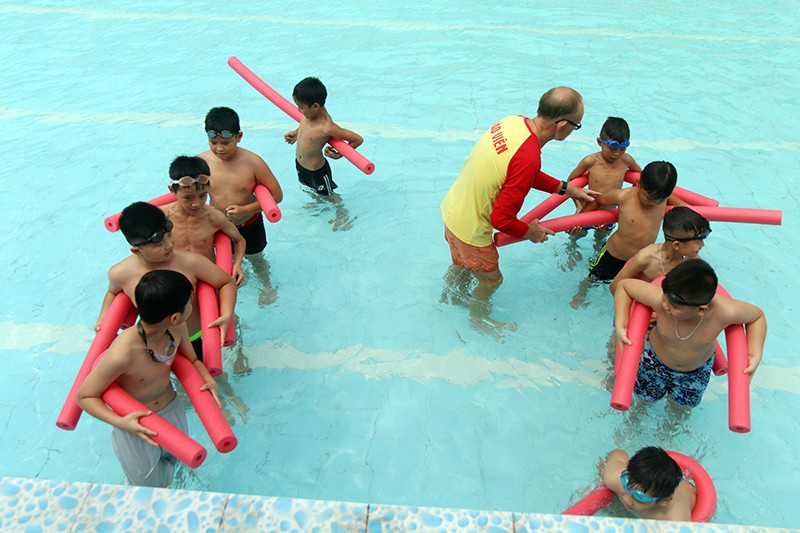 Các chuyên gia bơi lội hướng dẫn các em tham gia trò chơi dưới nước song song với việc rèn luyện kỹ năng an toàn, ảnh: QTV.


