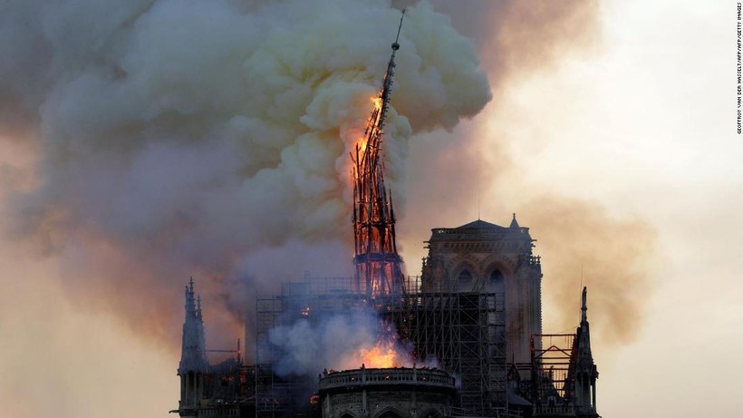 Ngọn lửa trùm lên Nhà thờ Đức Bà Paris.	Ảnh: CNN.
