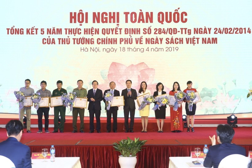 Bộ trưởng Bộ TT&TT Nguyễn Mạnh Hùng và Bộ trưởng Bộ GD&ĐT Phùng Xuân Nhạ tặng bằng khen cho các tập thể có thành tích xuất sắc