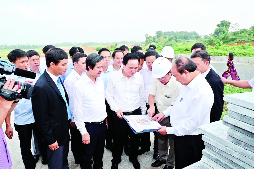 Thủ tướng Nguyễn Xuân Phúc, Bộ trưởng Bộ GD&ĐT Phùng Xuân Nhạ kiểm tra tiến độ xây dựng khu đô thị ĐHQG Hà Nội. Ảnh: Bùi Tuấn 
