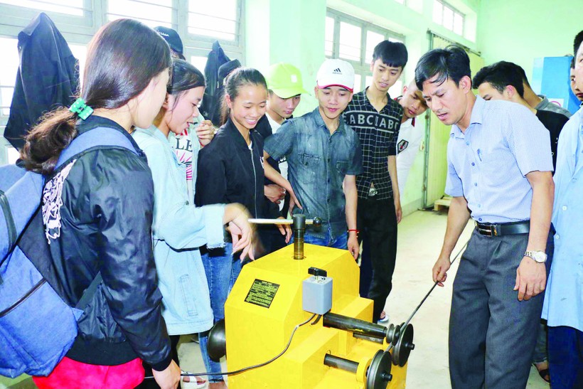 Học sinh Trường THPT Yên Thành 2 tìm hiểu về dạy nghề ở Trường Trung cấp nghề kỹ thuật Yên Thành