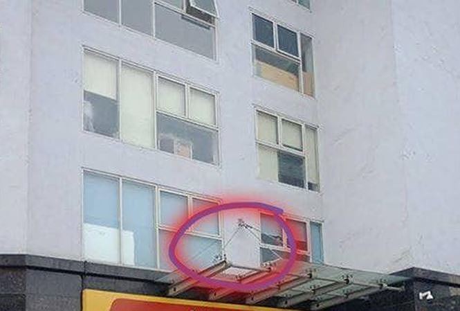 Do chấn thương quá nặng, bé trai 4 tuổi rơi từ tầng 11 của chung cư ở Hà Nội đã tử vong.