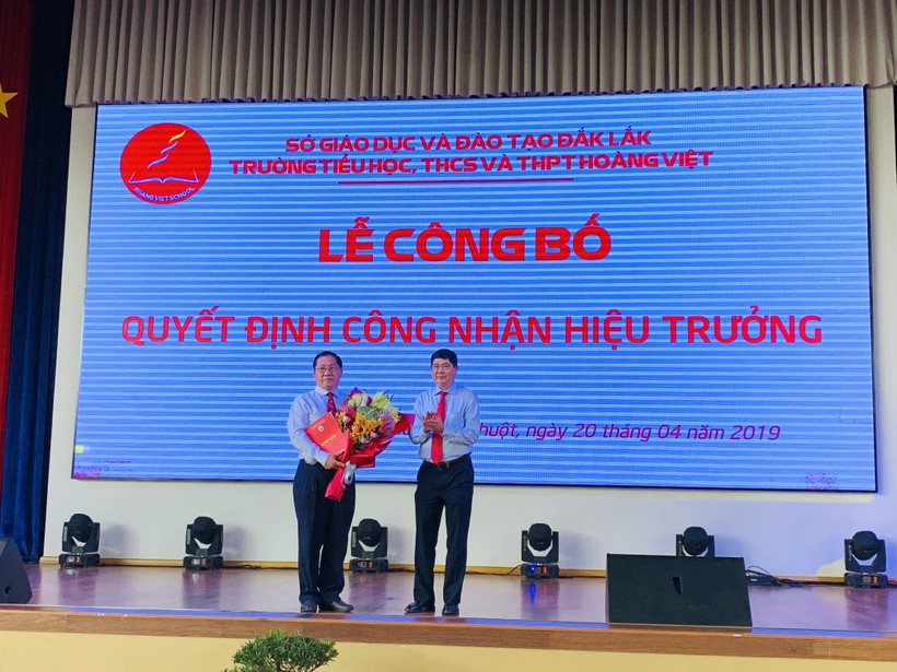Giám đốc Sở GD&ĐT Đắk Lắk trao quyết định hiệu trưởng cho ông Trần Đức Huyên