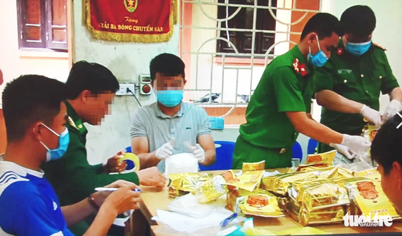 Lực lượng chức năng kiểm đếm, giám định số ma túy đá thu được ở huyện Quỳnh Lưu, Nghệ An - Ảnh: T.Bảo